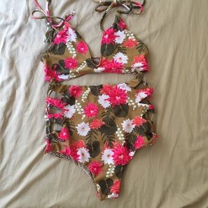 Acacia Swimwear Lei Day Set (L) Queens & Tijuca